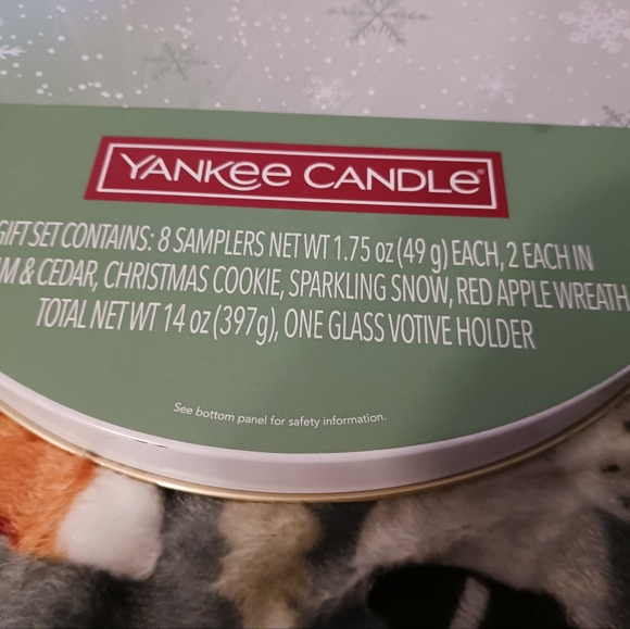 NEW! YANKEE CANDLE CHRISTMAS VOTIVE SAMPLER TIN - Picture 7 of 9